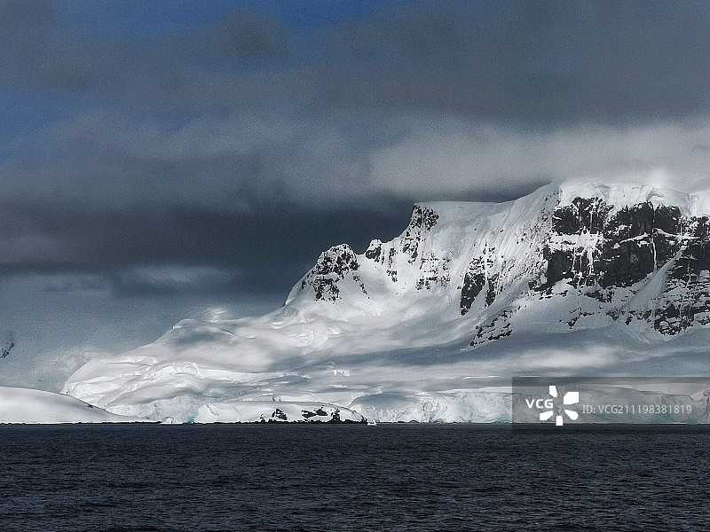南极的冰山浮冰和海洋图片素材