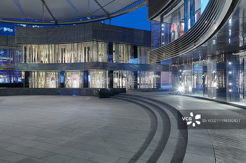 北京CBD国际品牌旗舰店和门前广场夜景图片素材