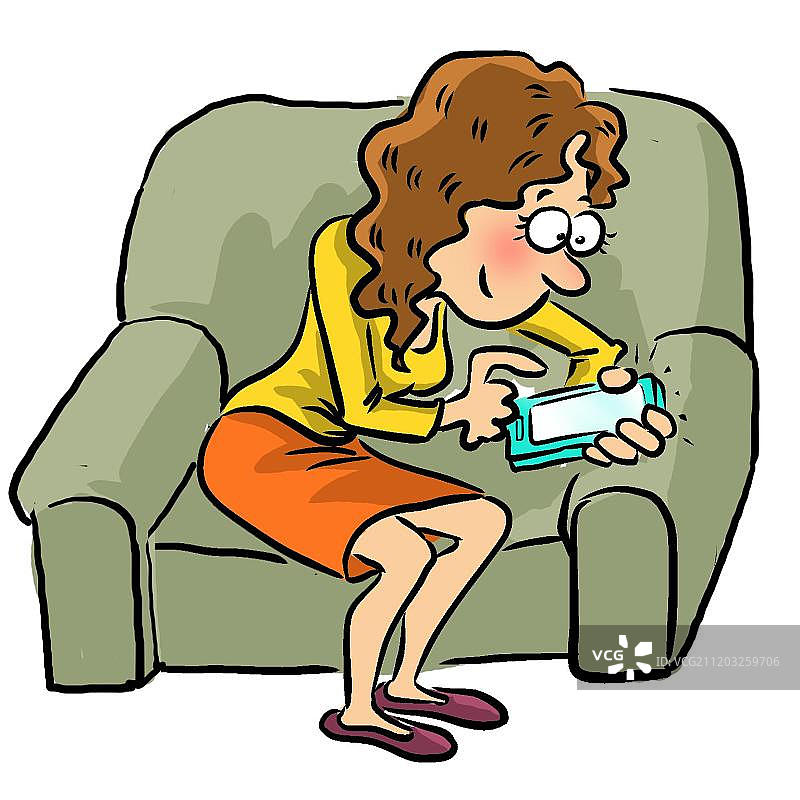 坐在沙发玩手机的女人图片素材