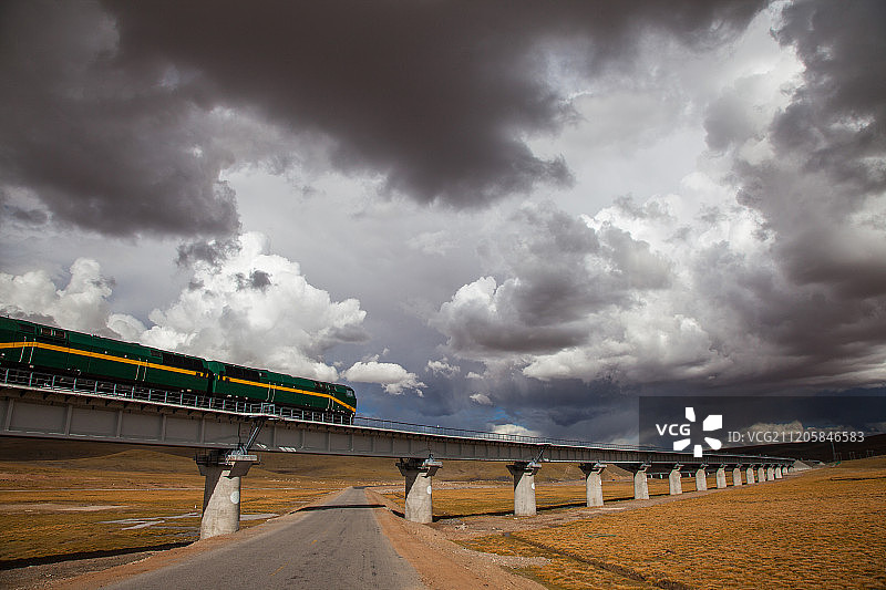 中国西藏青藏铁路高架桥，念青唐古拉山附近图片素材