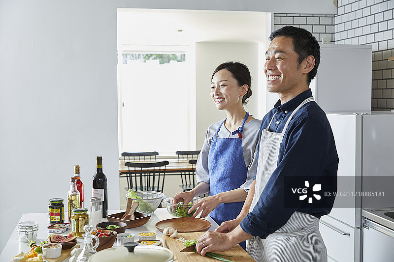 日本成熟夫妇在厨房里图片素材