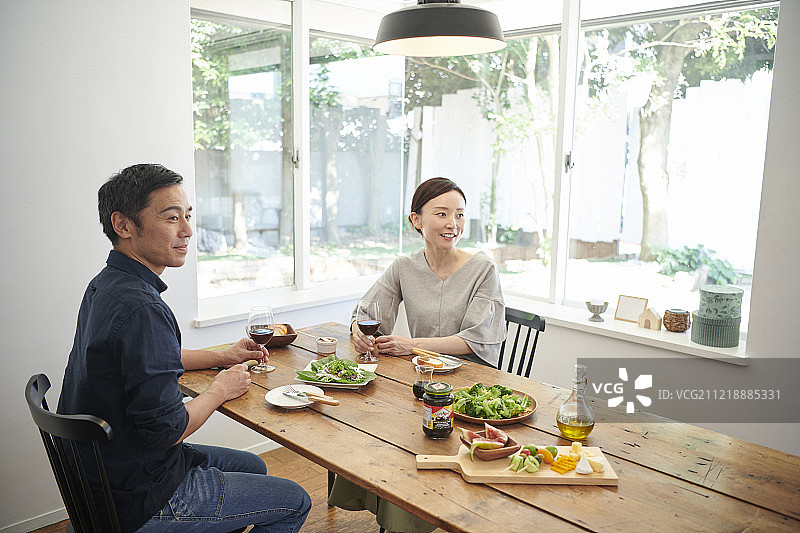 日本成熟夫妇吃图片素材