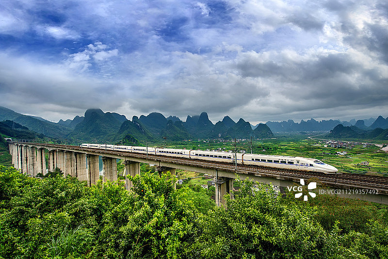 行驶在桂林山水风光中的中国高铁图片素材