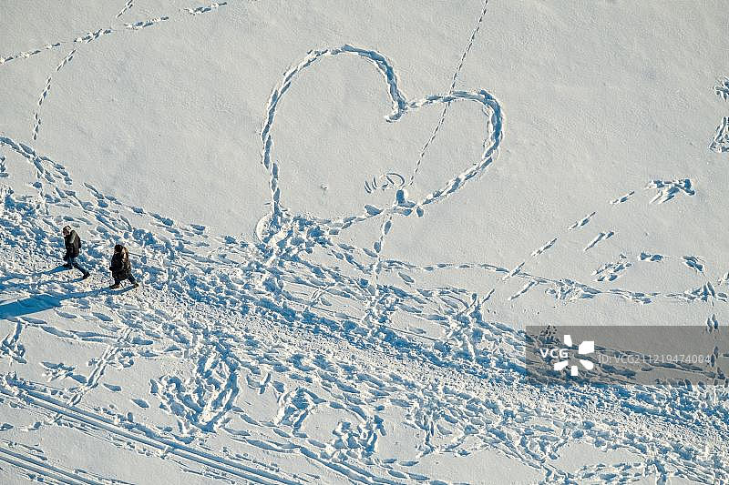 雪地上的行人脚印，心形，心形，博格帕克威廉休赫，卡塞尔，黑塞，德国，欧洲图片素材
