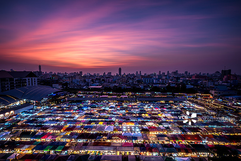 泰国曼谷拉差达火车夜市图片素材