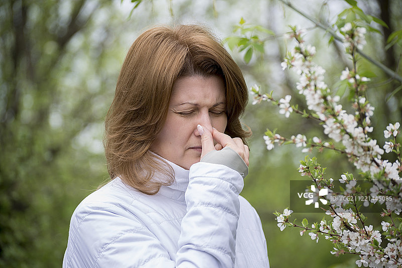 成年女性对樱花有过敏性鼻炎图片素材