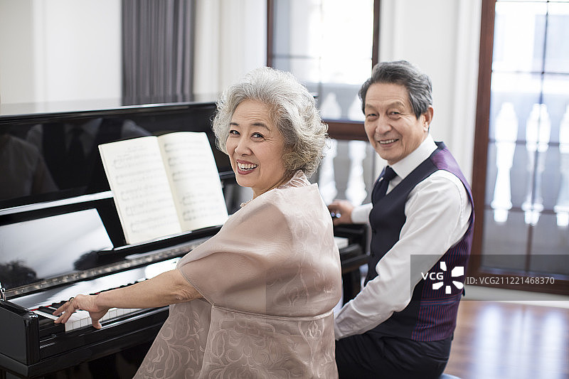 老年贵族夫妇一起弹钢琴图片素材