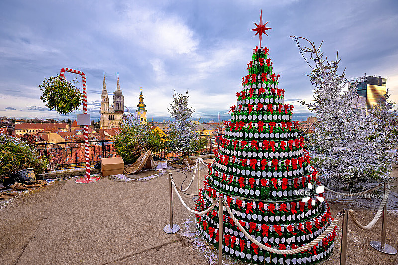 萨格勒布圣诞树和地标视图的来临标志的upp图片素材