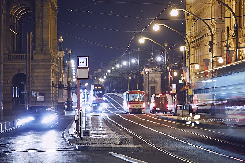 城市的夜间交通图片素材