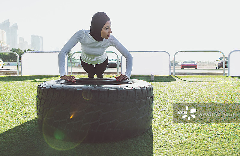 阿拉伯女跑步者，在城市里跑步图片素材