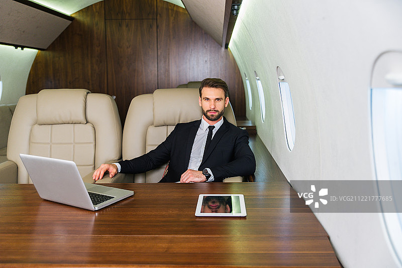 乘坐私人飞机的商人图片素材