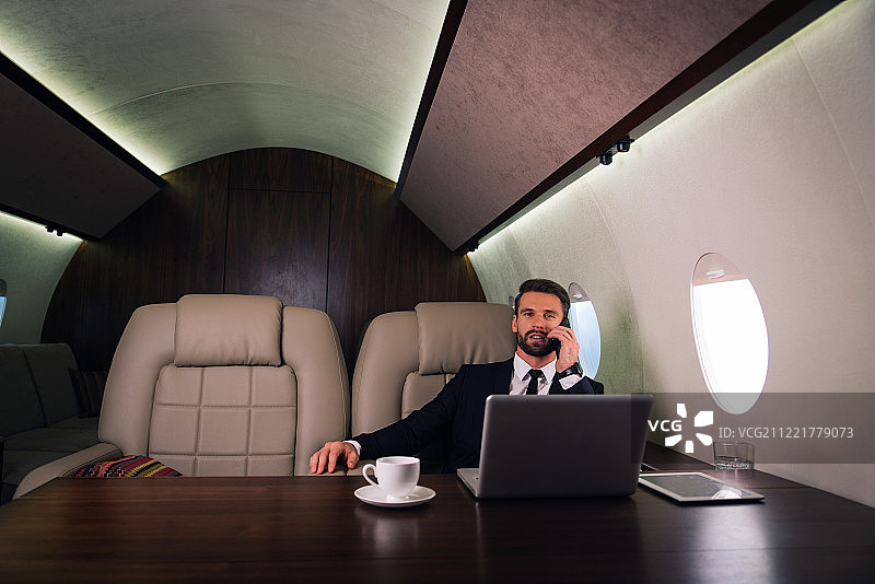 乘坐私人飞机的商人图片素材