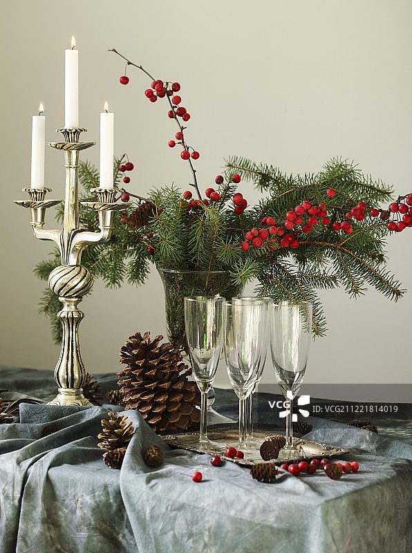 圣诞餐桌上设置香槟杯和蜡烛的Ta图片素材