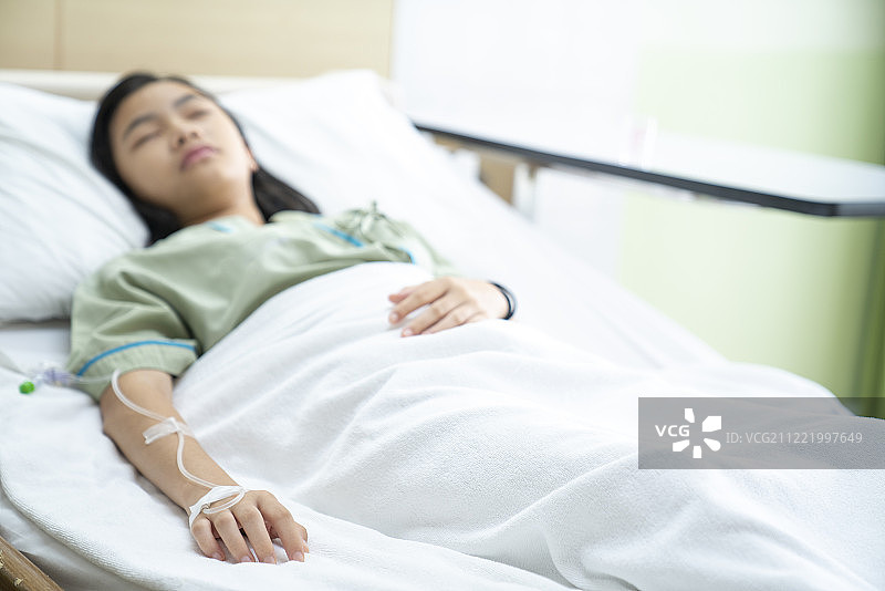 亚洲女人睡觉和病人在医院图片素材