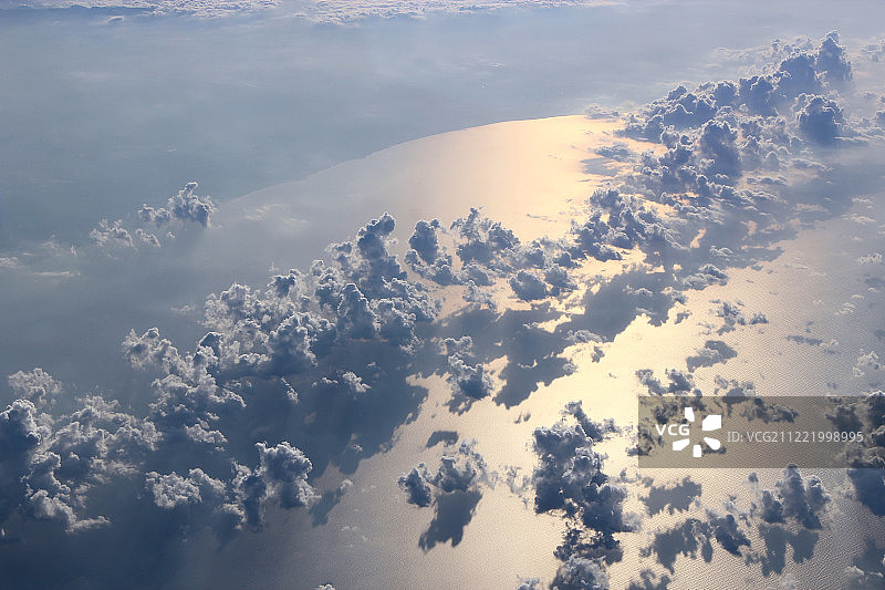 从窗口看飞机飞过云和海面图片素材