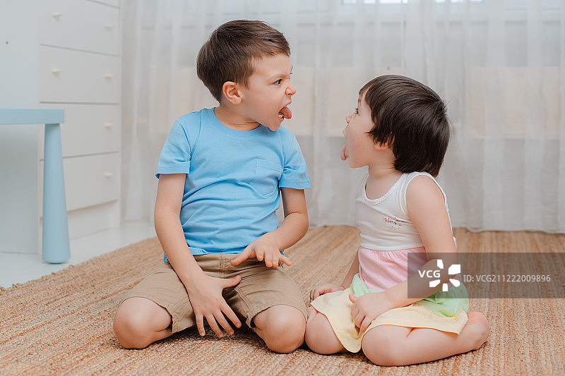 哥哥和妹妹做鬼脸的辩论兄弟姐妹之间的对抗孩子是恶霸图片素材