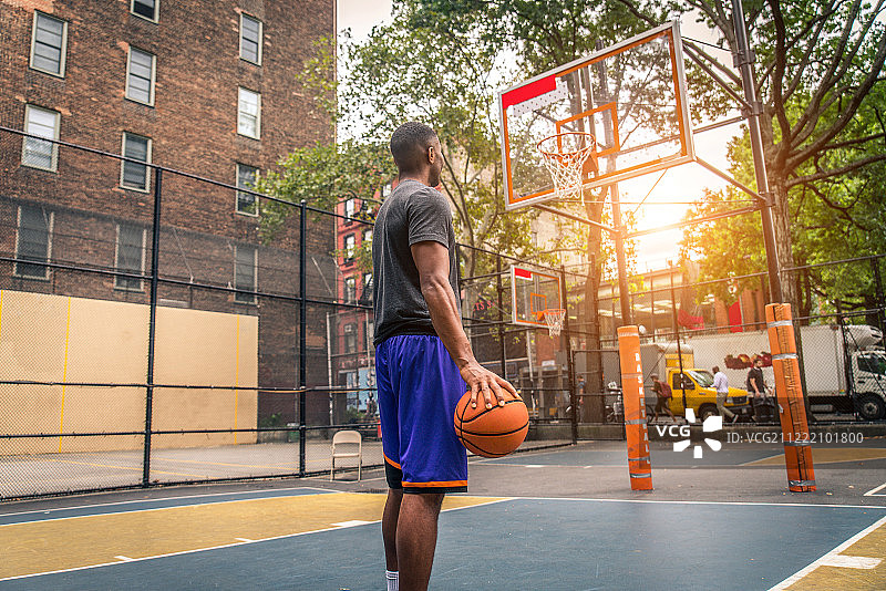篮球运动员户外训练图片素材