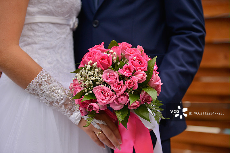 新娘手里拿着漂亮的婚礼花束图片素材