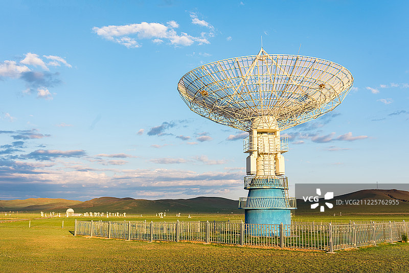 草原上的天文射电望远镜图片素材