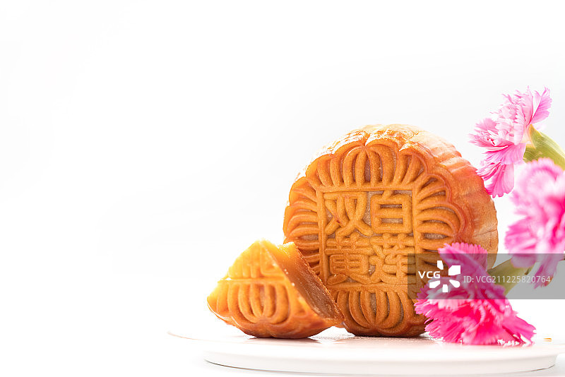 康乃馨鲜花装饰下的中秋节月饼图片素材