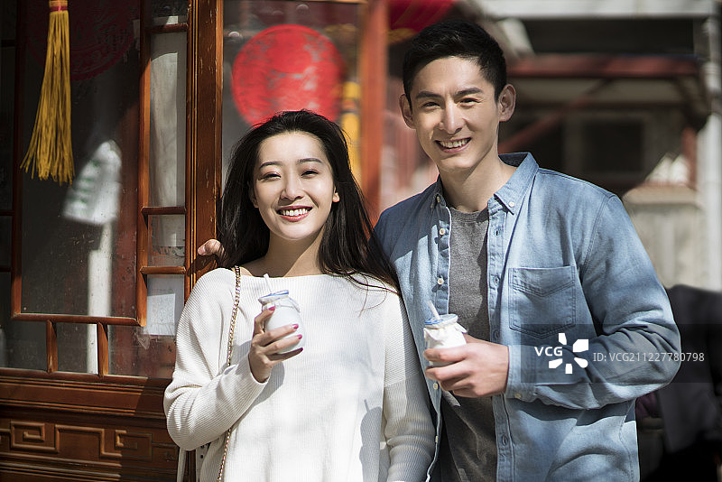 年轻情侣在北京胡同旅游图片素材