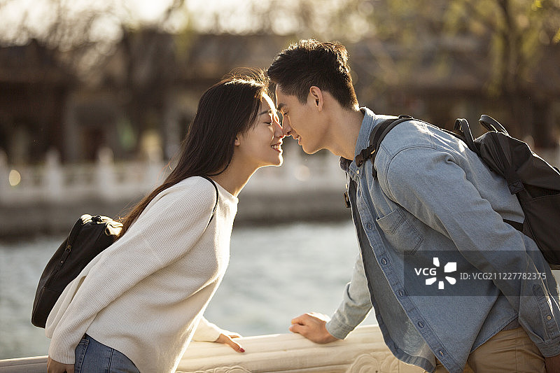 年轻情侣在北京后海旅游图片素材