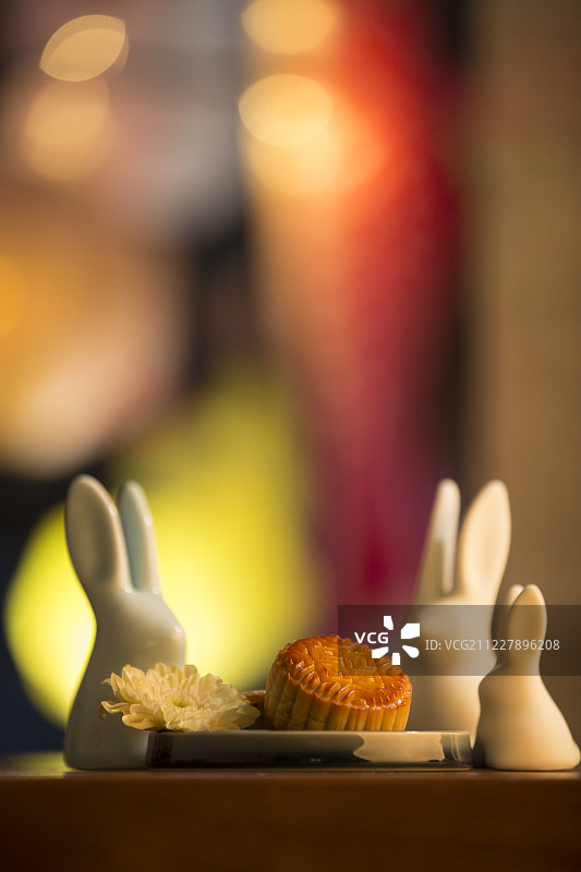 中秋节月饼和团圆的小兔子一家图片素材