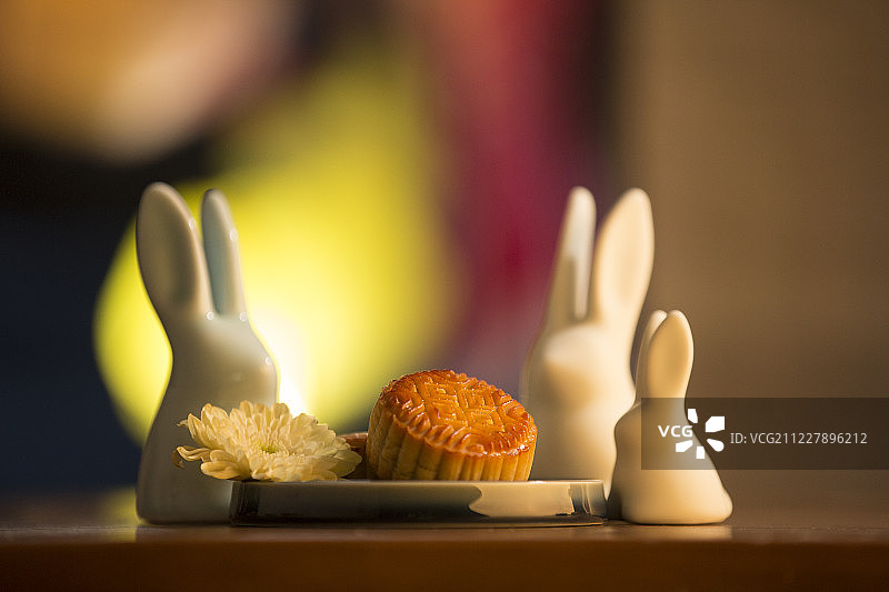 夜晚中秋节月饼、灯笼和团圆的小兔子一家图片素材