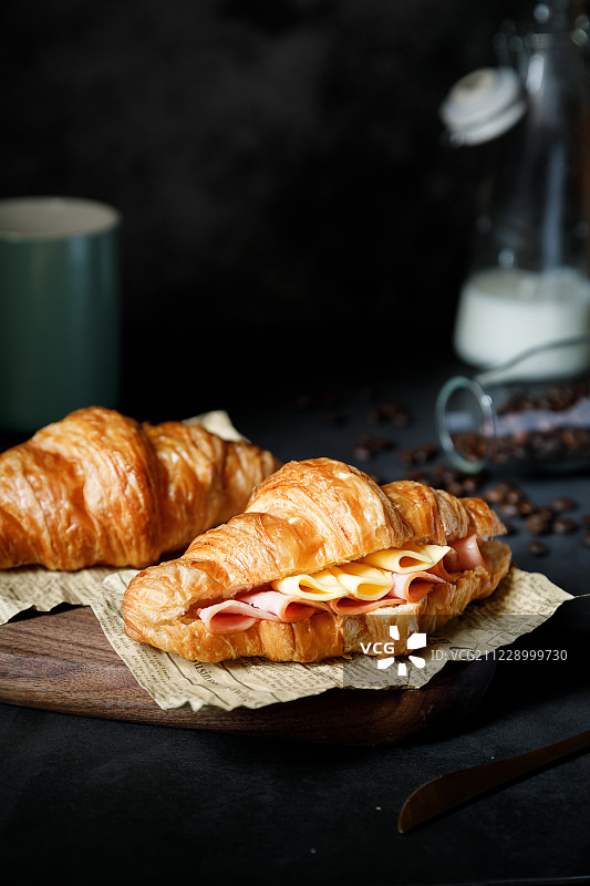 西式早餐可颂火腿芝士三明治牛角羊角面包和咖啡牛奶图片素材