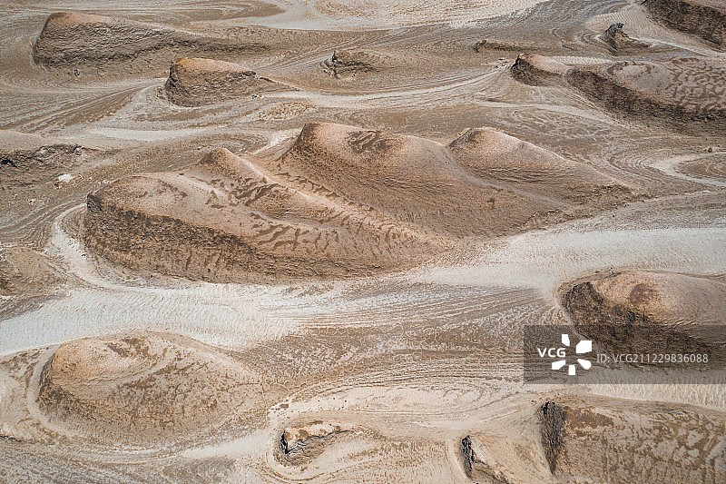 戈壁滩上沙漠与岩石图片素材