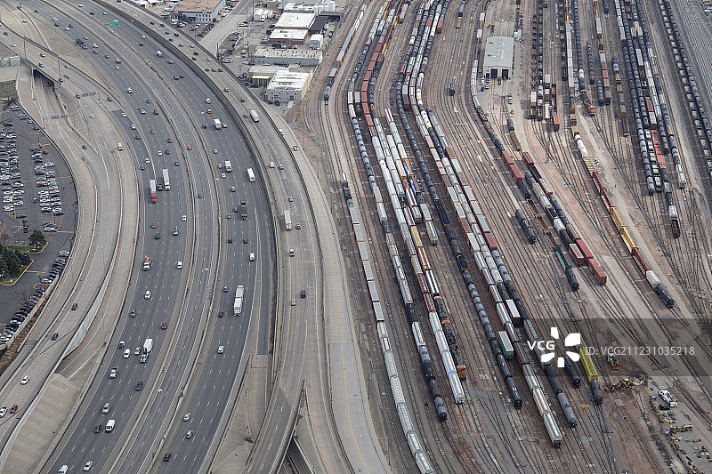 鸟瞰图的货运火车院子和多车道公路图片素材