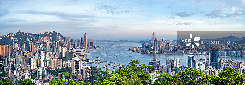晴天下的香港城市天际线日出晨曦图片素材