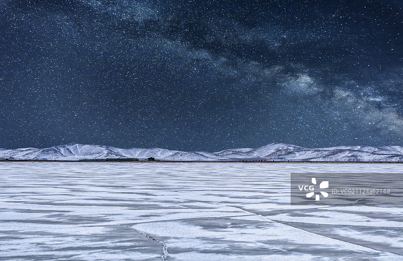 星空下冰冻的湖泊图片素材