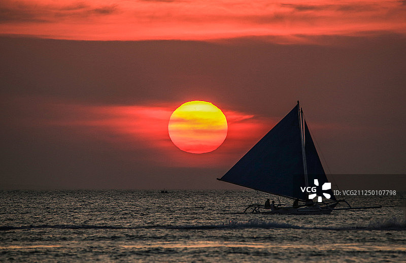 日落海面上的船帆图片素材