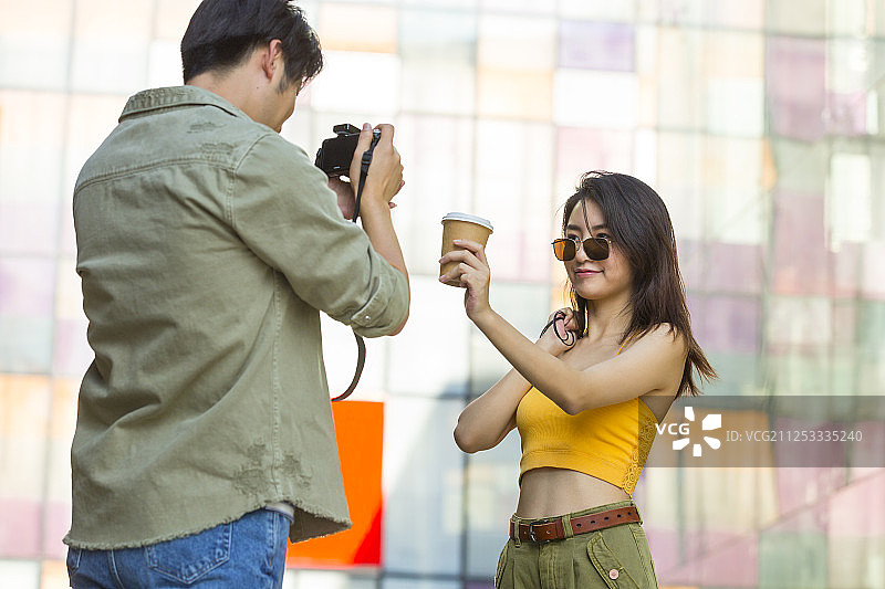 浪漫情侣在户外商业街逛街旅游喝咖啡拍照图片素材