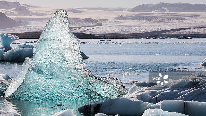 泻湖上半透明的冰山图片素材