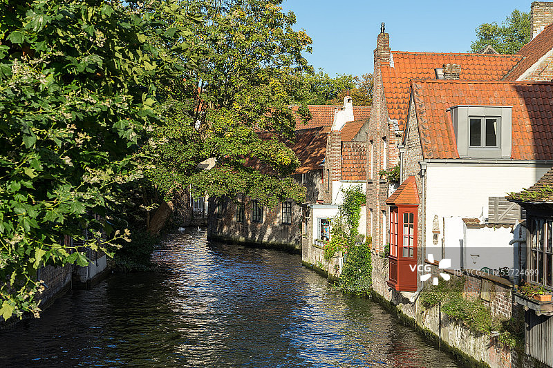 比利时布鲁日西佛兰德斯的一条运河图片素材