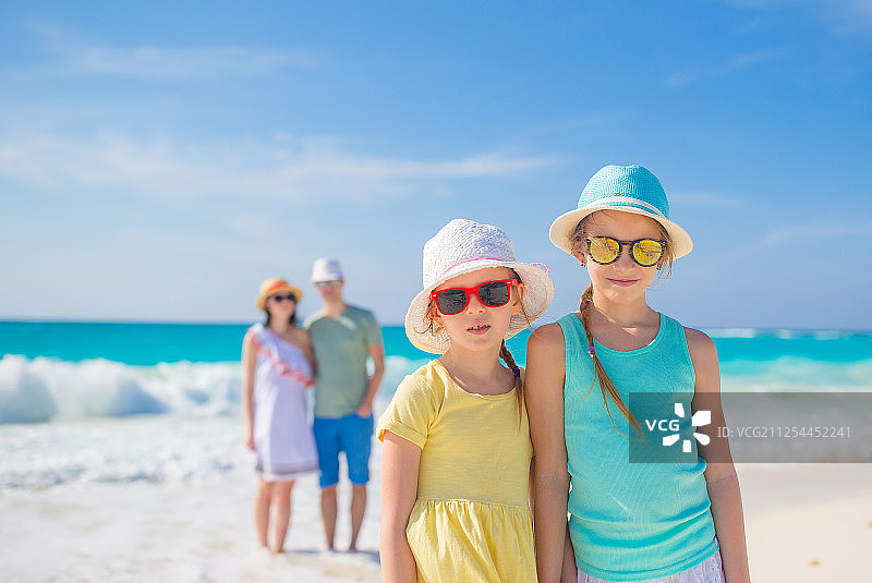快乐可爱的家庭在海滩度假图片素材
