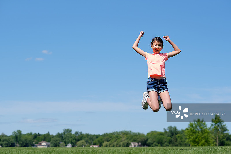 快乐的亚洲少女在空中跳高图片素材