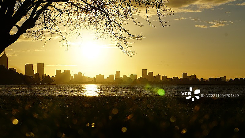 日落时河对岸城市的轮廓，克劳利，西澳大利亚，澳大利亚图片素材