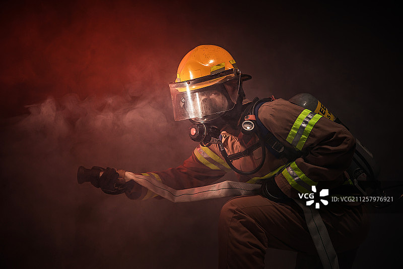 消防员，火灾，事故，火焰，救援，浇水，消防水龙带图片素材
