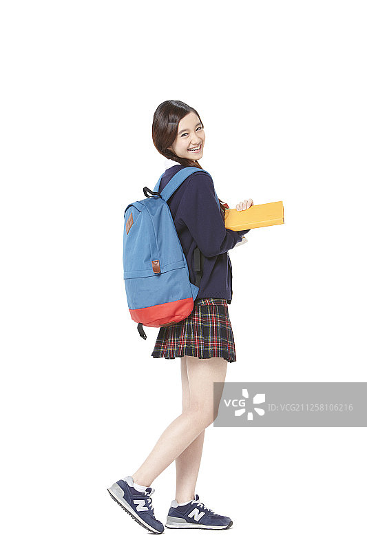 穿着校服和学校用品的少女照片图片素材