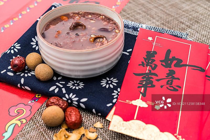 红包、对联背景下的中国传统美食腊八粥图片素材