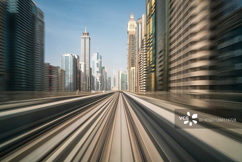 地铁穿越迪拜市中心图片素材