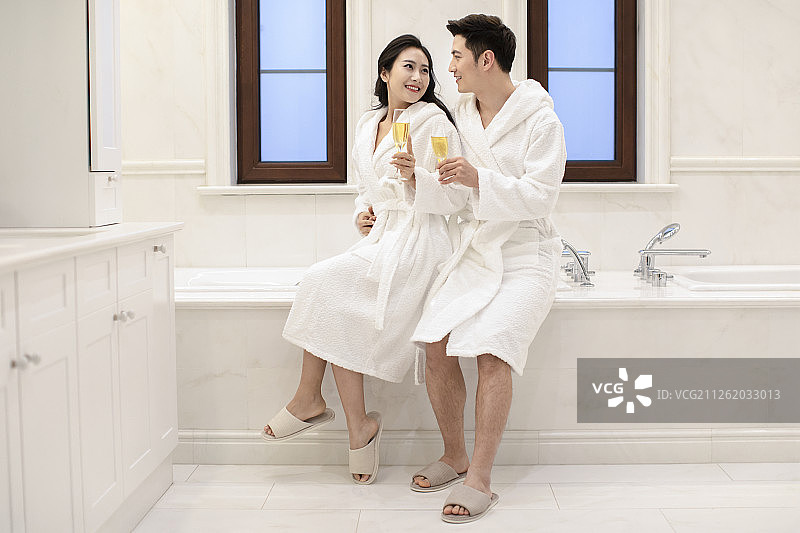 年轻夫妇在浴室喝香槟图片素材