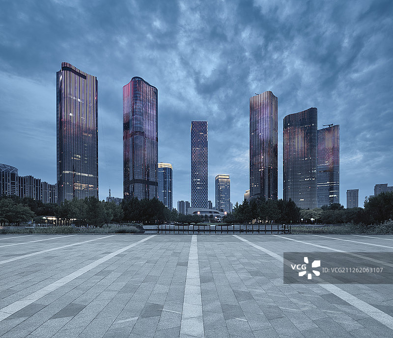 云景下的北京望京地标摩天大楼和广场地面图片素材