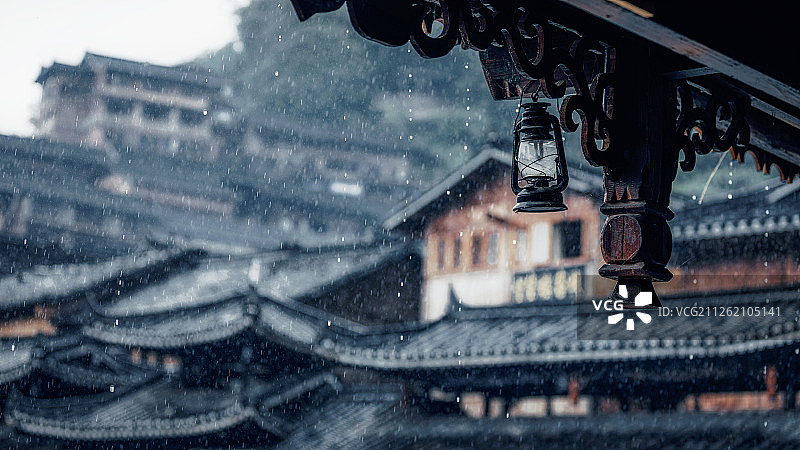 雨落屋檐——雨中的西江千户苗寨图片素材