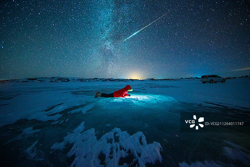 冰湖上空的流星图片素材