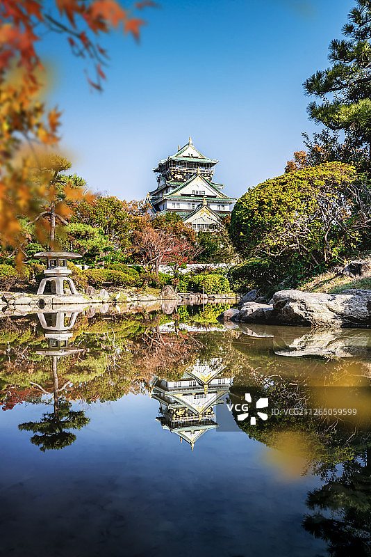 日本大阪城城堡秋天枫叶红叶湖泊倒影反射蓝天日式庭院图片素材