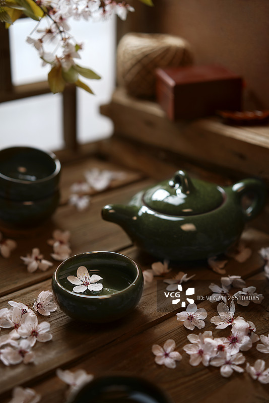 中国风 茶 花 茶具 窗前 木 古色古香 杯盏 樱花 古风图片素材